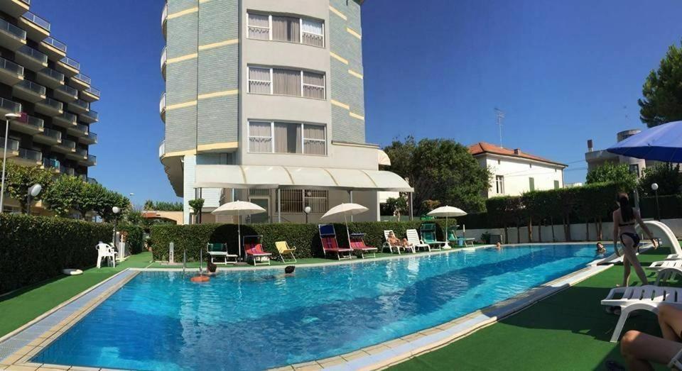 Hotel Boston Alba Adriatica Ngoại thất bức ảnh