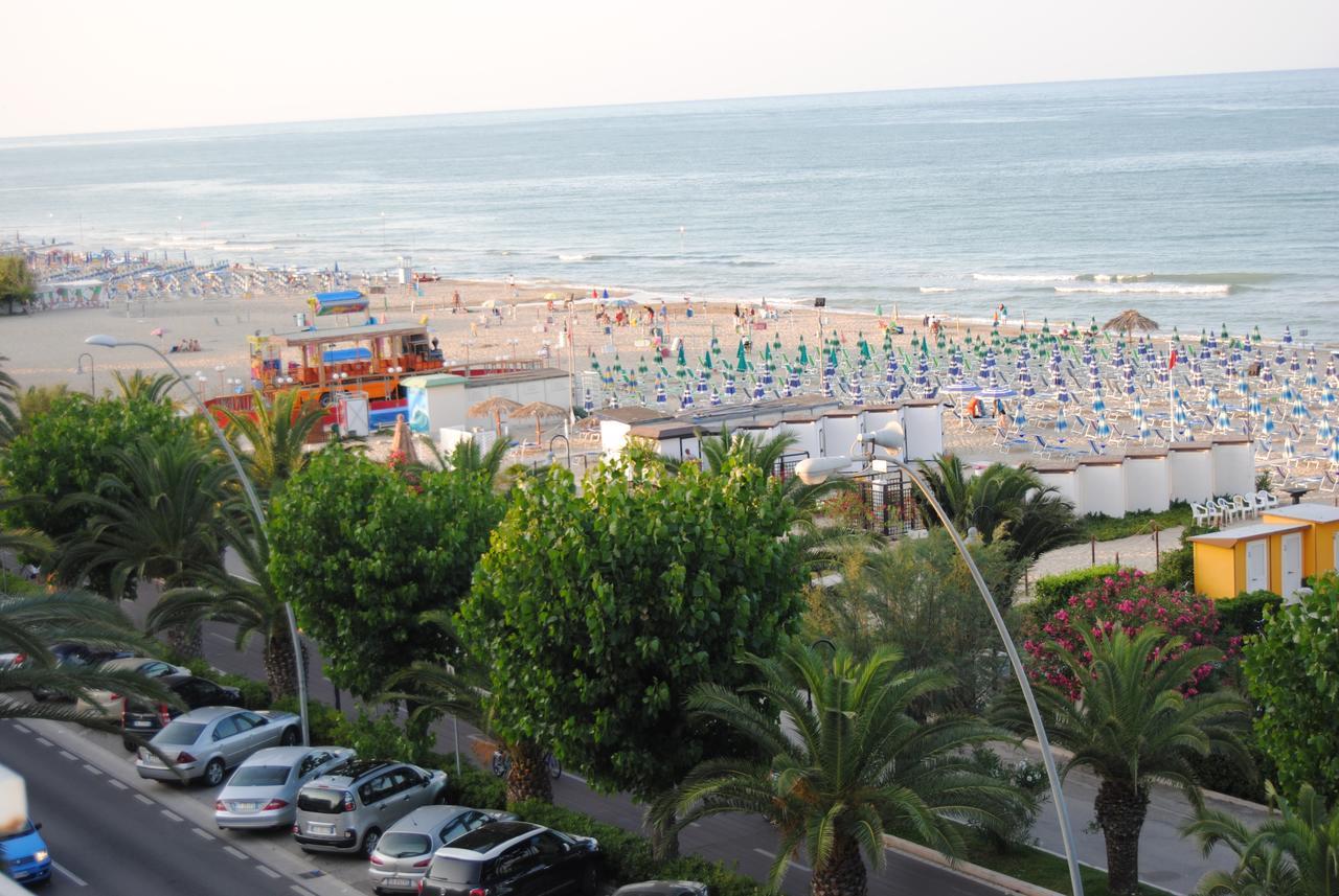 Hotel Boston Alba Adriatica Ngoại thất bức ảnh