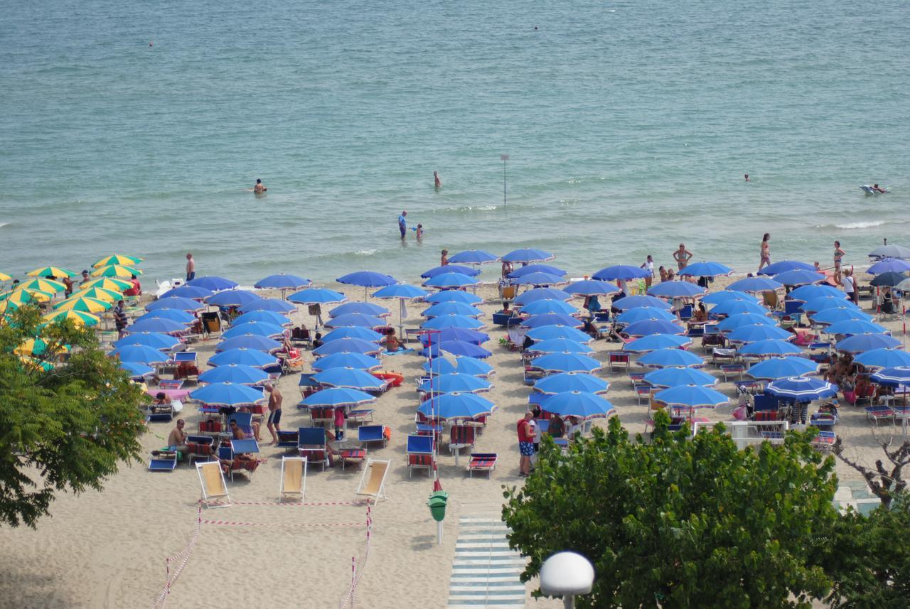 Hotel Boston Alba Adriatica Ngoại thất bức ảnh