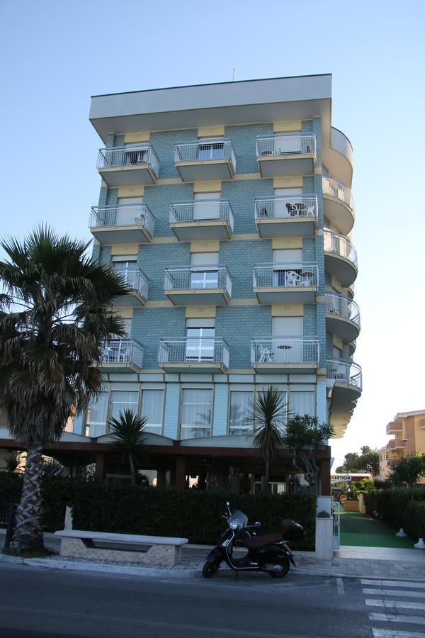 Hotel Boston Alba Adriatica Ngoại thất bức ảnh