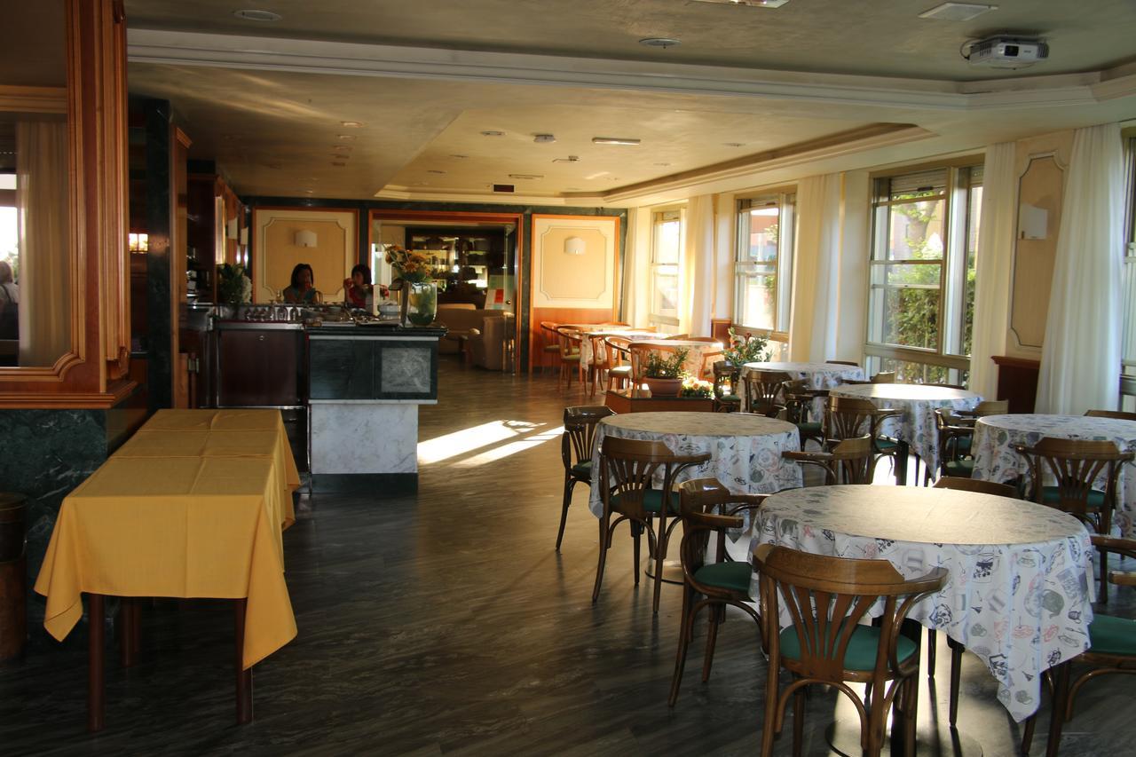 Hotel Boston Alba Adriatica Ngoại thất bức ảnh
