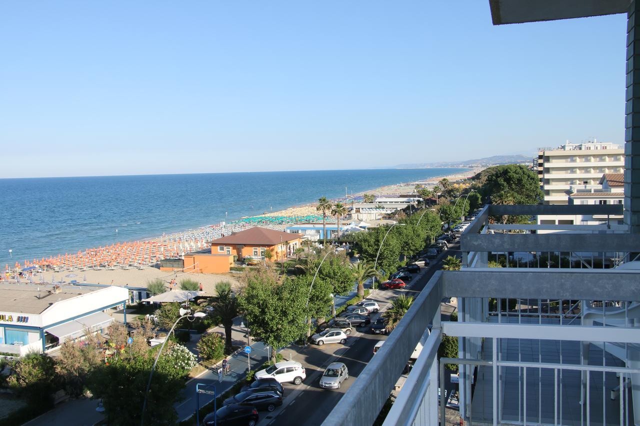 Hotel Boston Alba Adriatica Ngoại thất bức ảnh