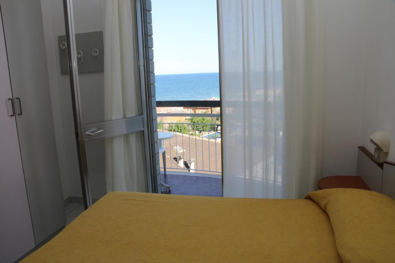 Hotel Boston Alba Adriatica Ngoại thất bức ảnh