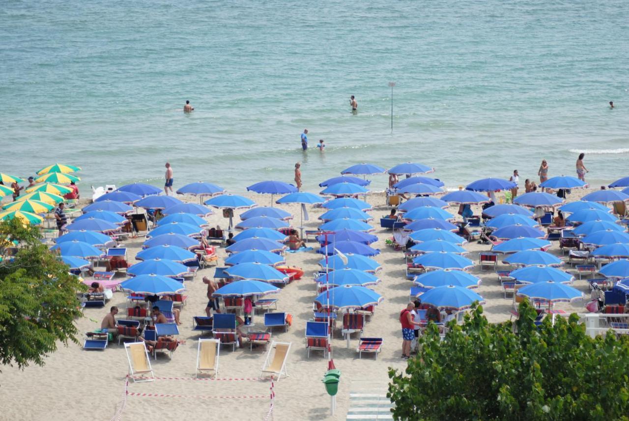 Hotel Boston Alba Adriatica Ngoại thất bức ảnh