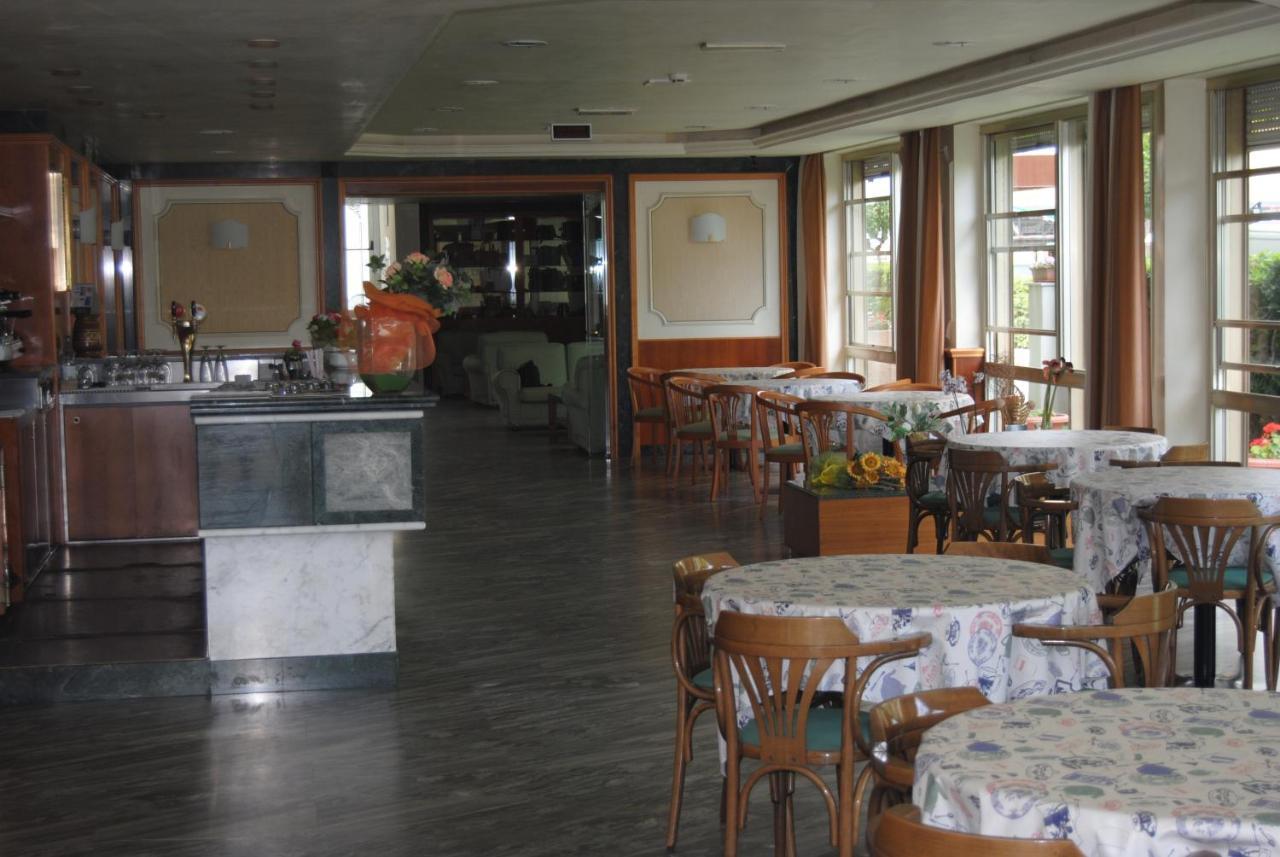 Hotel Boston Alba Adriatica Ngoại thất bức ảnh